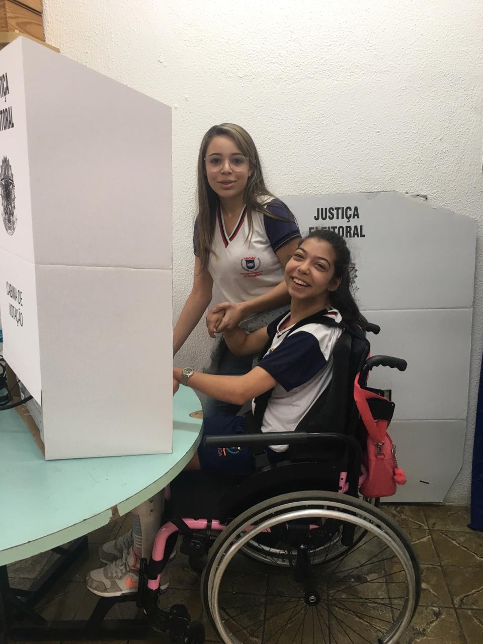 Milhares de estudantes votam eletronicamente para eleger seus representantes da Câmara Mirim