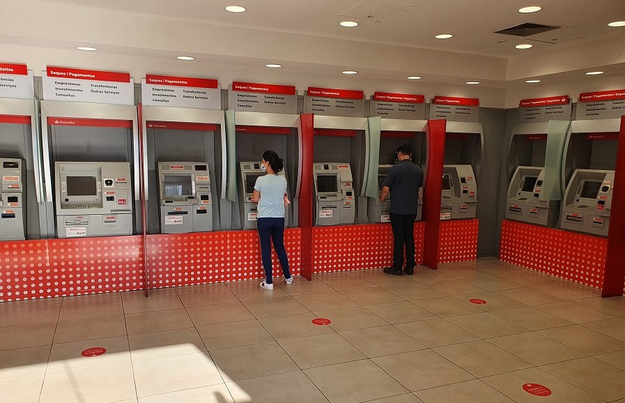 Bancos, hipermercados e shoppings devem disponibilizar cadeira de rodas