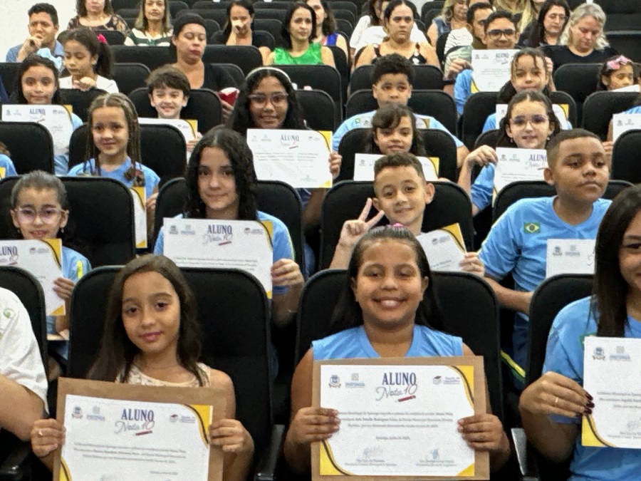 Reconhecimento de Excelência: Alunos Nota Dez de 2024 são homenageados