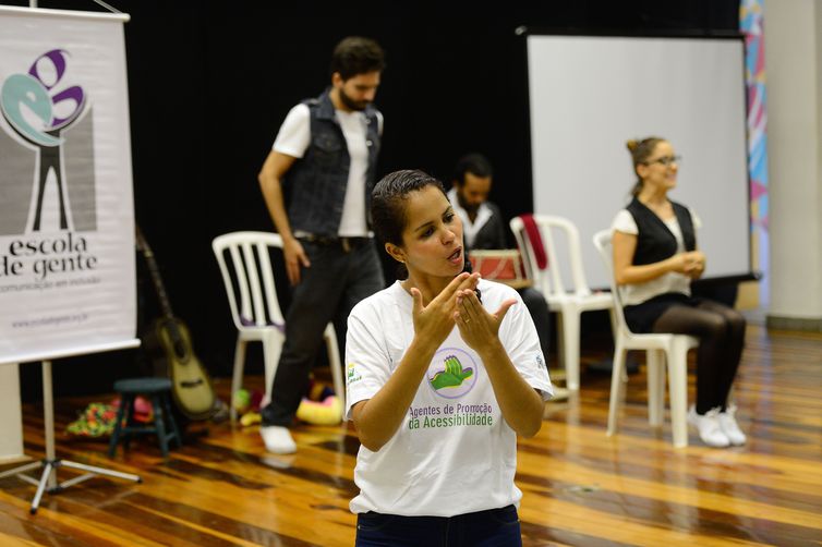 Aprovado projeto de lei que exige intérprete de libras em eventos oficiais