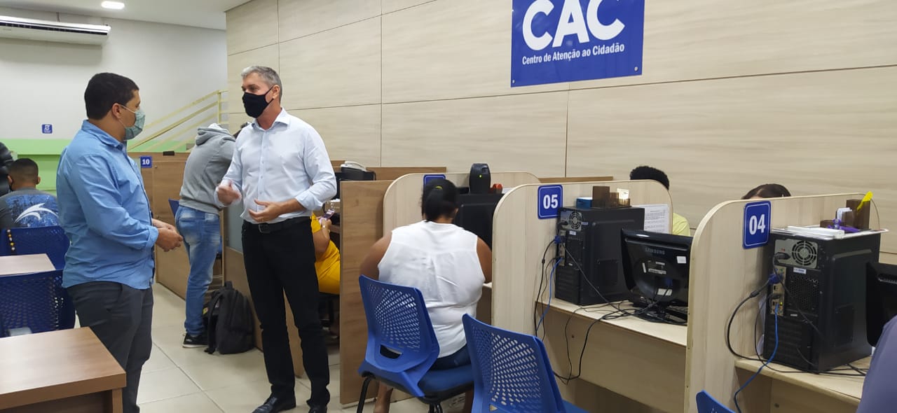 Comitiva de Divinolândia visita CMI e conhece serviços ofertados pelo CAC