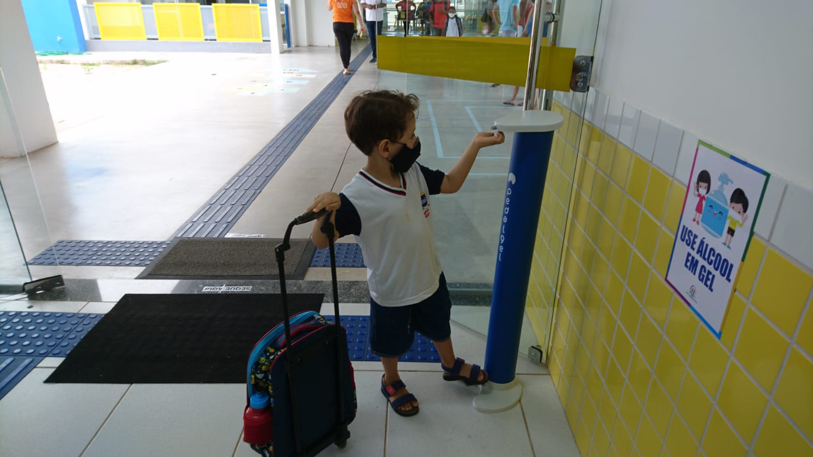 Presidente da Comissão de Educação visita escolas e analisa questões sanitárias