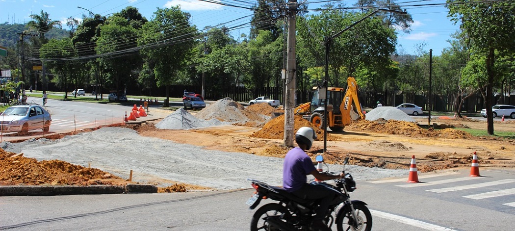 Prefeito recebe homenagem por início de obras reivindicadas pela comunidade do Bom Retiro