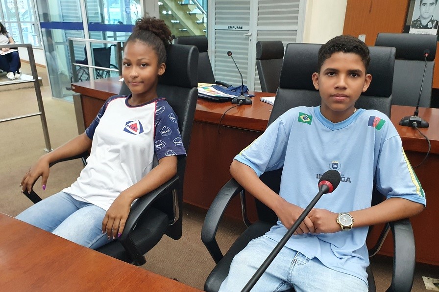 Câmara dá posse a dois novos vereadores mirins