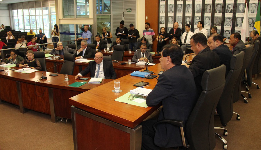 Em votação apertada, Plenário mantém vetos do Executivo