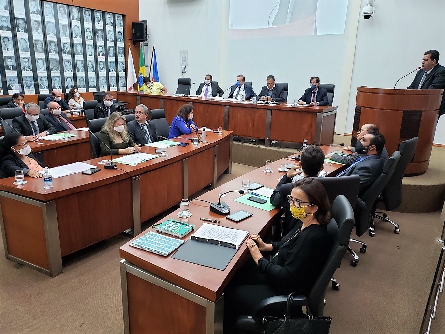Plenário rejeita projeto que reduz assessores em gabinetes