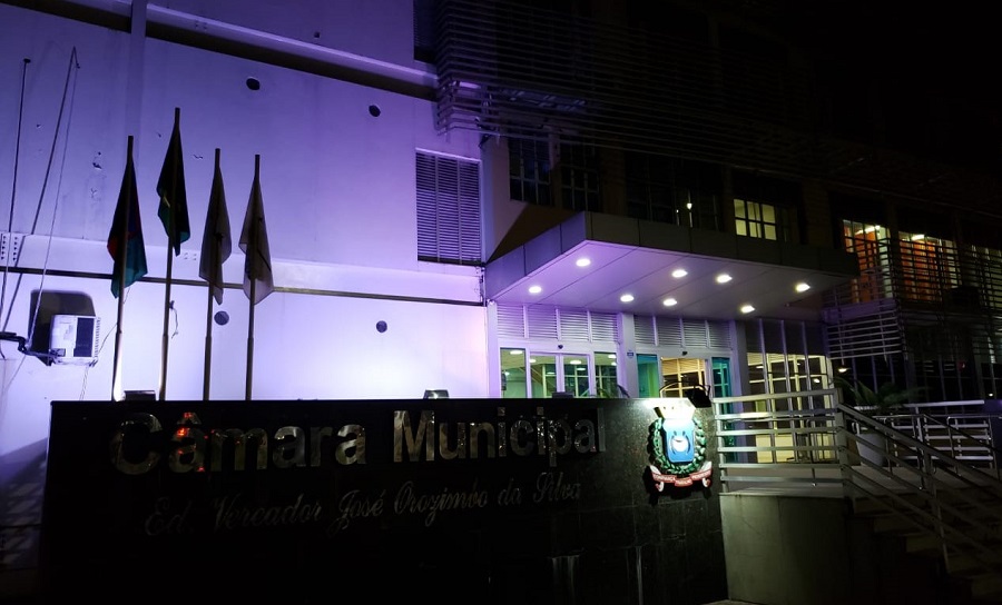 Câmara ganha iluminação especial no Dia Mundial de Conscientização do Autismo