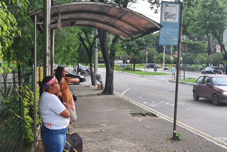 Aprovado projeto de lei que autoriza publicidade em pontos de ônibus