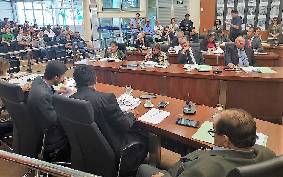 Câmara derruba três vetos do governo municipal