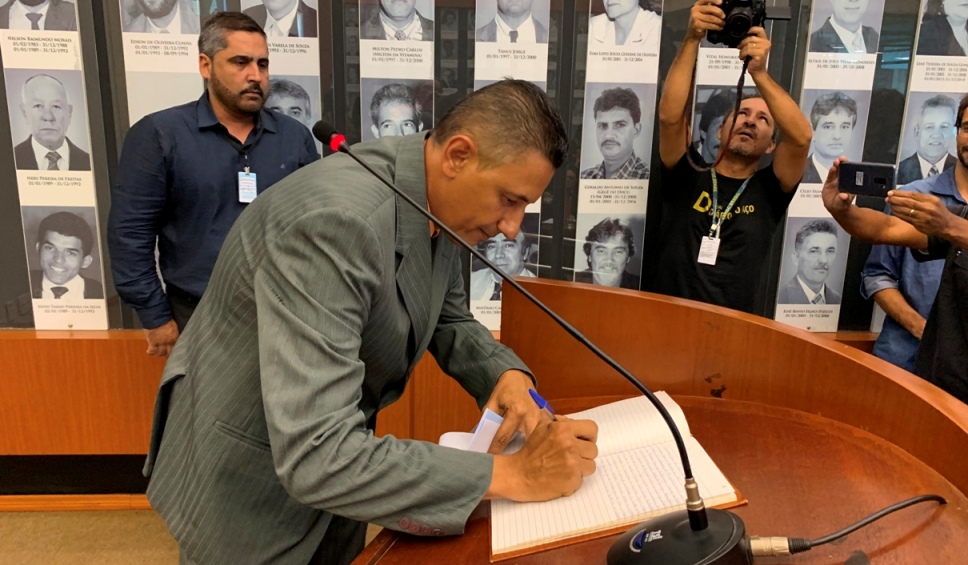 Vereador Avelino Cruz toma posse em definitivo após renúncia de Andrade