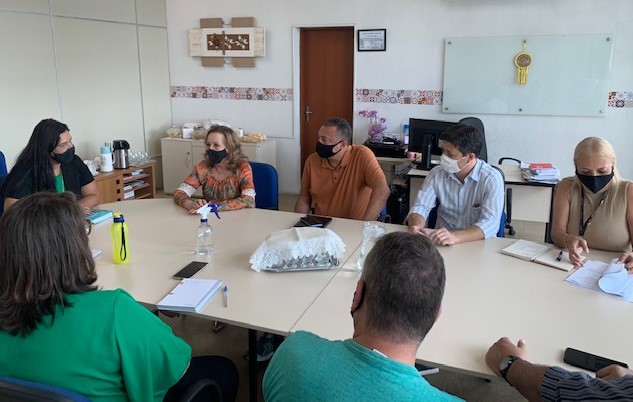 Escola do Legislativo apresenta trabalho de educação cidadã à Secretaria Municipal