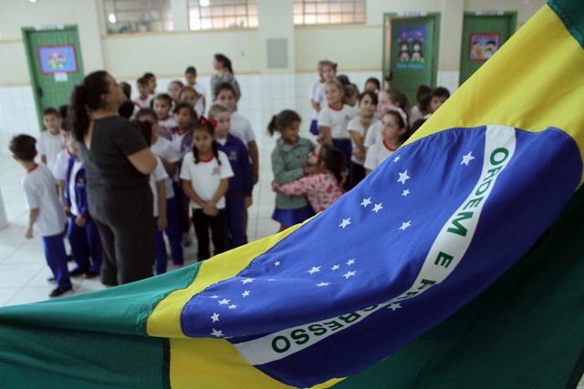 Escolas municipais de Ipatinga terão cerimônia cívica semanal obrigatória após aprovação de projeto pela Câmara
