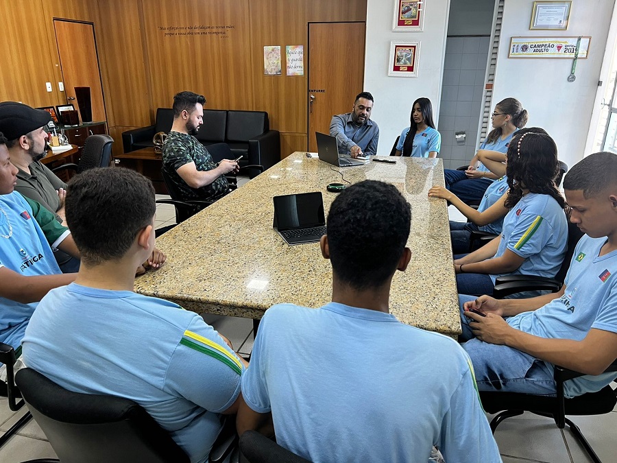 Projeto 'Eu Posso Ser!' leva alunos da Escola Nelcina Rosa de Jesus à Câmara de Ipatinga