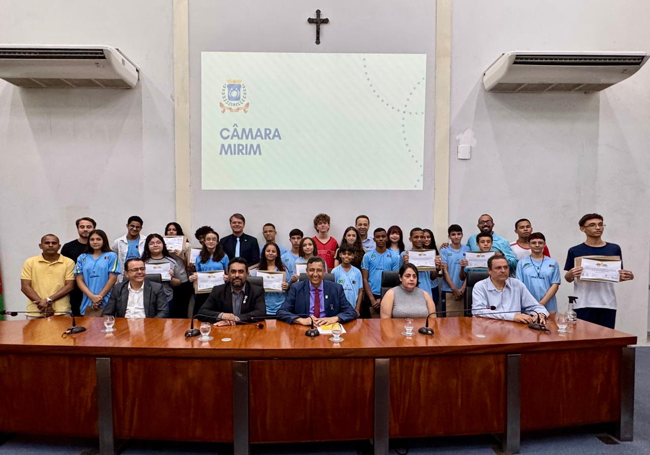 Estudantes tomam posse como vereadores mirins em cerimônia na Câmara 
