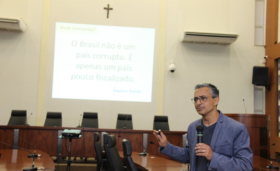 Cursos de capacitação Em parceria com a ALMG