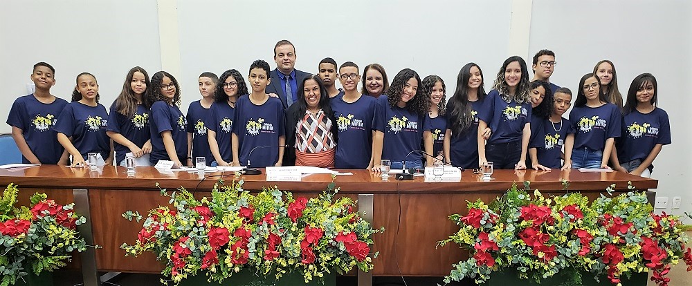 Novos vereadores mirins tomam posse em Ipatinga