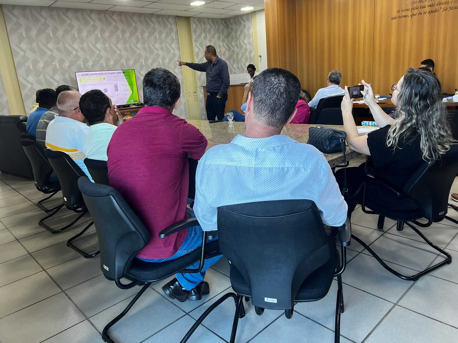 Revisão do Plano Diretor de Ipatinga é apresentada a vereadores em reunião preliminar