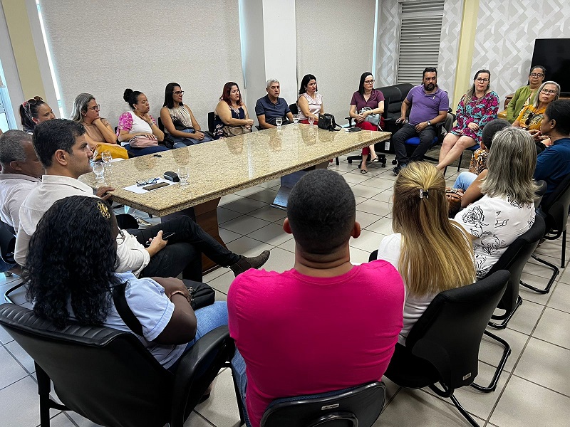 Comunidade escolar manifesta-se contra proposta de municipalização do ensino estadual