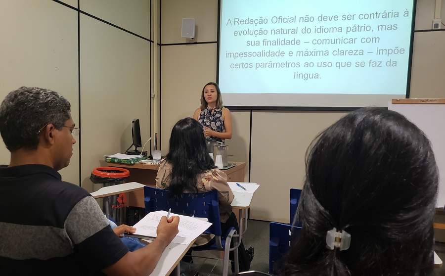 Escola do Legislativo realiza curso de Redação Oficial