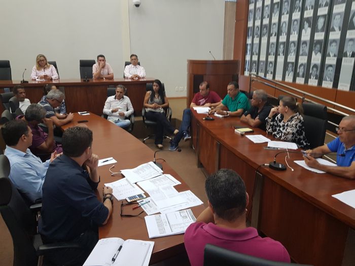 Vereadores decidem pressionar governo a rever valores de lixo e IPTU