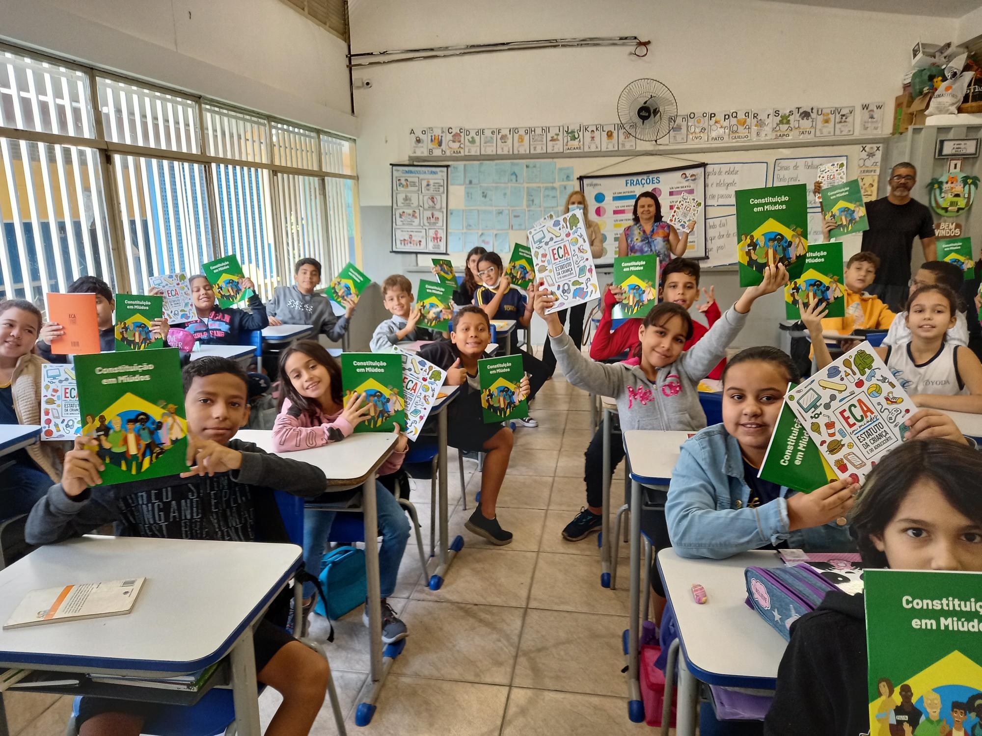 ENTREGA LIVROS COLEÇÃO EM MIÚDOS PARA ESCOLAS - II GINCANA DO SABER