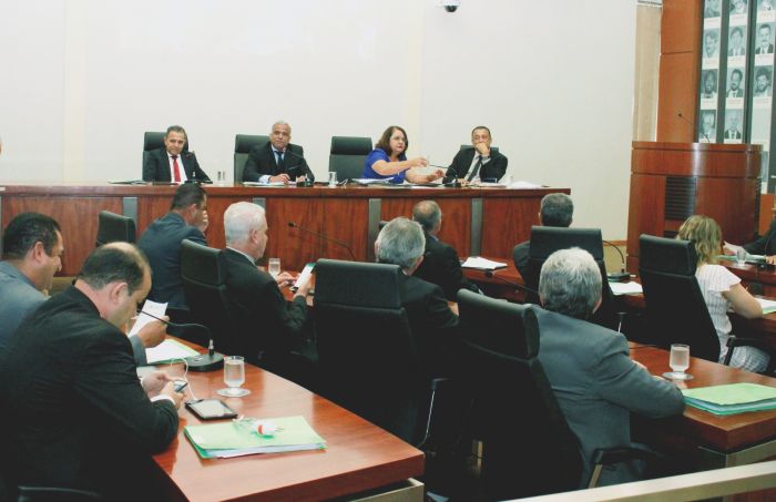 Vereadores derrubam vetos do prefeito a projetos que visam mais segurança nas escolas e combater violência doméstica