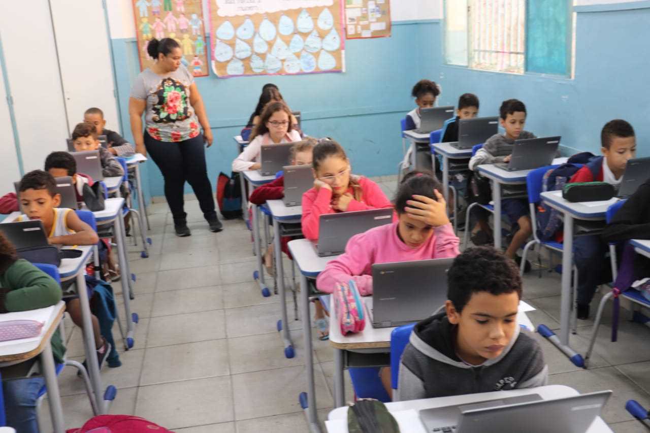 Servidores da educação recebem reajuste