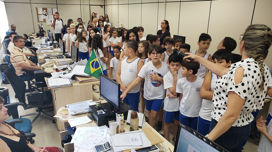 Câmara recebe alunos da Educação Criativa da Vila para aula aberta sobre política