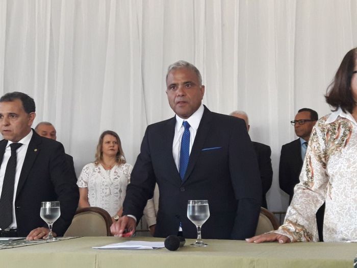 Câmara empossa Nardyello Rocha como prefeito interino