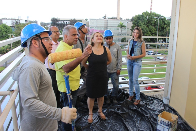Câmara de Ipatinga passa por restauração da pintura e estruturas metálicas do prédio