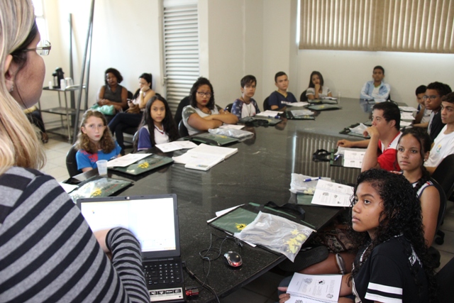 Antes de tomarem posse, vereadores mirins recebem treinamento