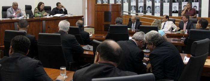 Vereadores questionam legalidade de decreto do prefeito Sebastião Quintão