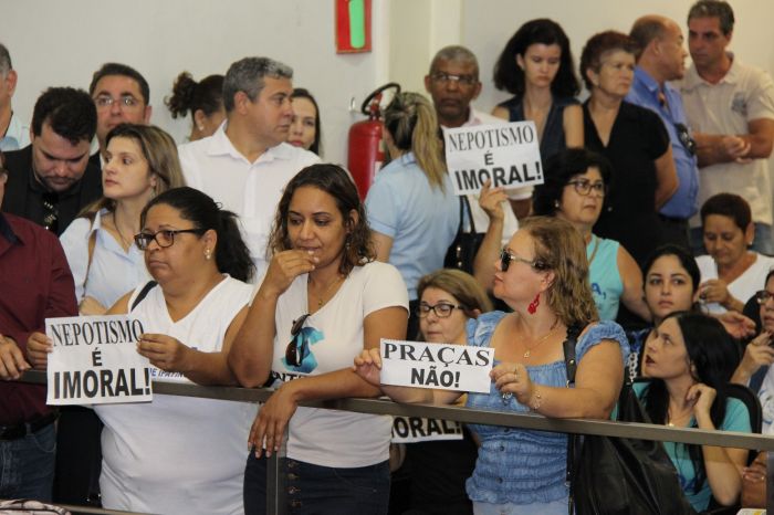 Protestos marcam votação de lei que abranda vedação de nepotismo na Prefeitura de Ipatinga